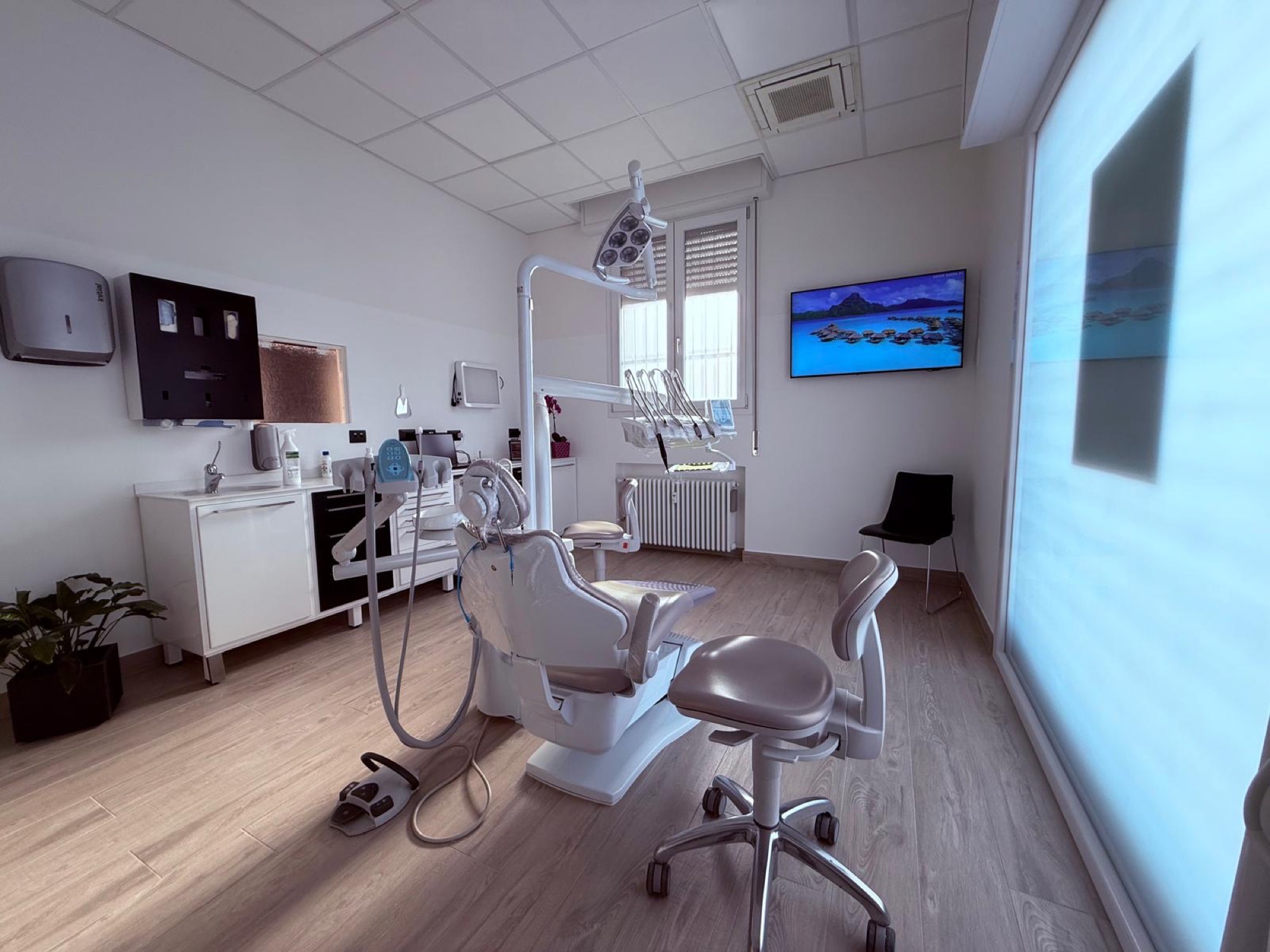 Sala operativa con riunito e monitor per la diagnostica