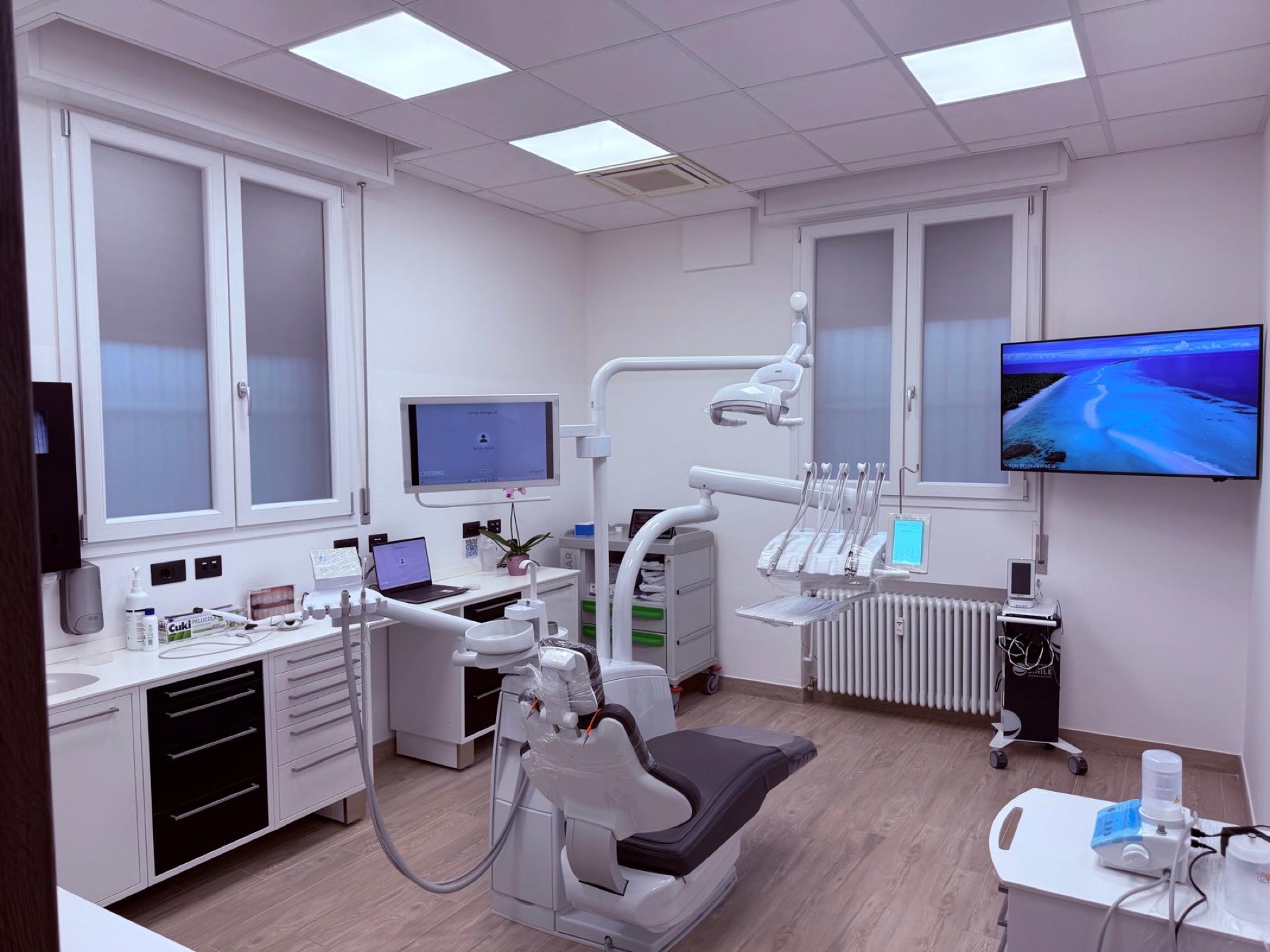 Postazione di lavoro con strumentazione digitale