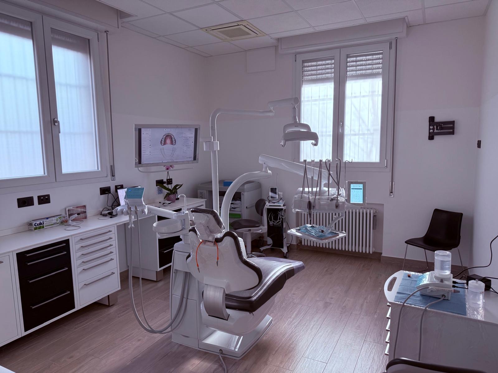 Sala operativa dello studio Dental Design con la scansione digitale di un'arcata sullo schermo